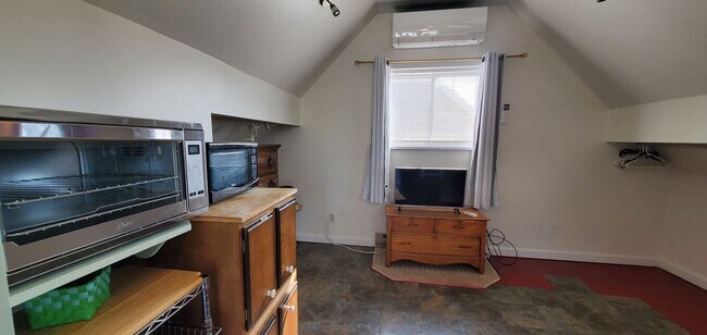 Building Photo - Charming Over-the-Garage Studio Apartment