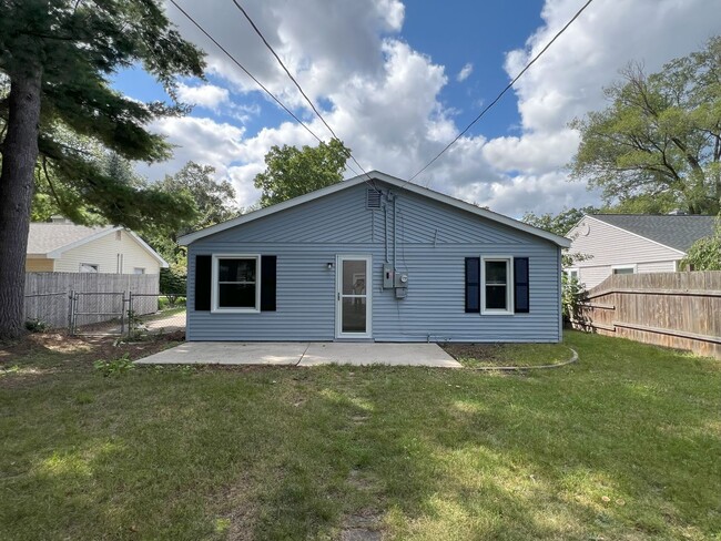 Building Photo - NEWLY REMODELED 3 BEDROOM HOME NEAR CIVIC ...