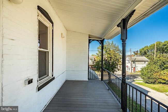 Building Photo - 324 4th Ave