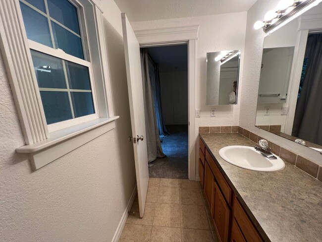 Building Photo - 3 Bed, 2 Bath with Garage in Sudden Valley