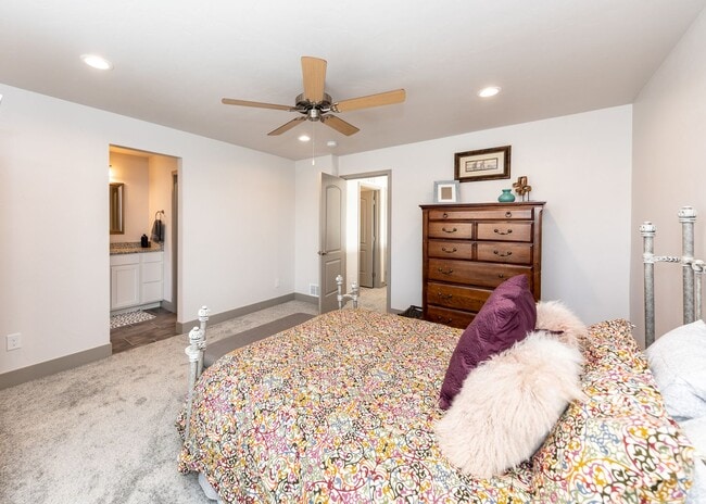 Building Photo - 2 Bedroom Luxury townhome