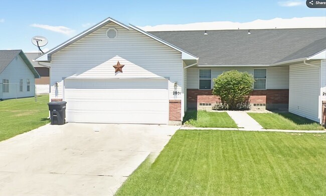 Building Photo - Spacious & Updated 2 Bedroom, 2 Bathroom Twin Home in Ammon with Fenced Backyard and Hookups (Ida...