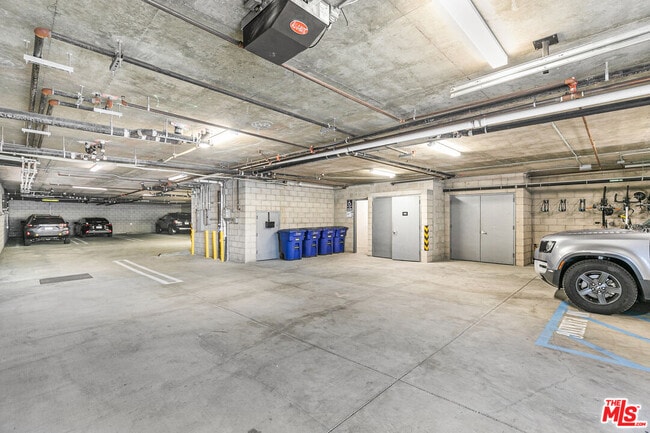 Building Photo - 2000 Beachwood Dr