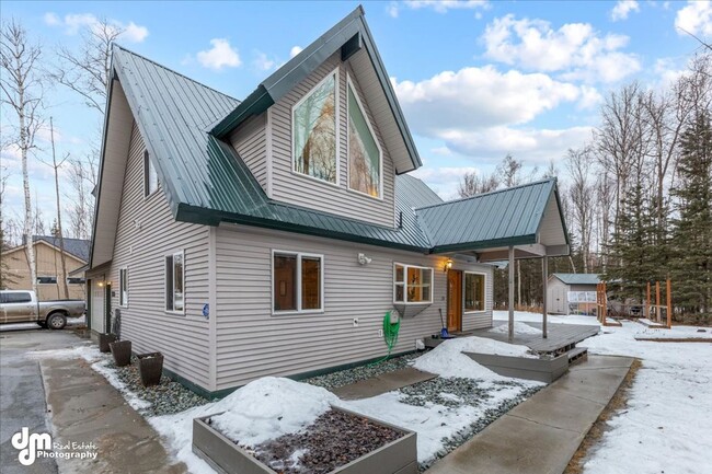 Building Photo - Well-Maintained, Chalet Style Home