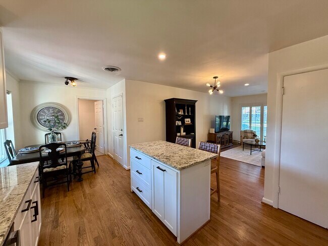 Building Photo - 707 Dumont Dr