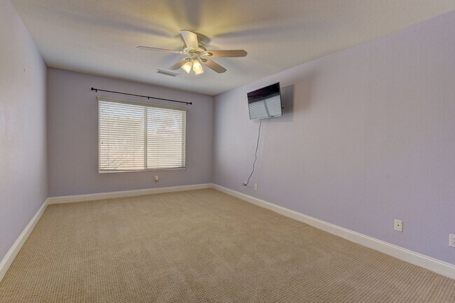 Building Photo - 5 bed / 3 bath / 3 car with Pool & Spa