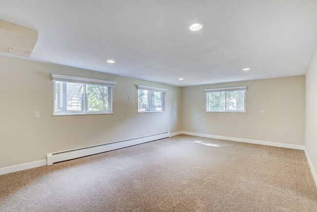 Building Photo - Spacious & Modern Home in Crestmoor Park!