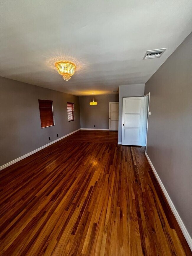 Building Photo - Beautiful 3 bed 2.5 Bath House- La Crescenta/Glendale