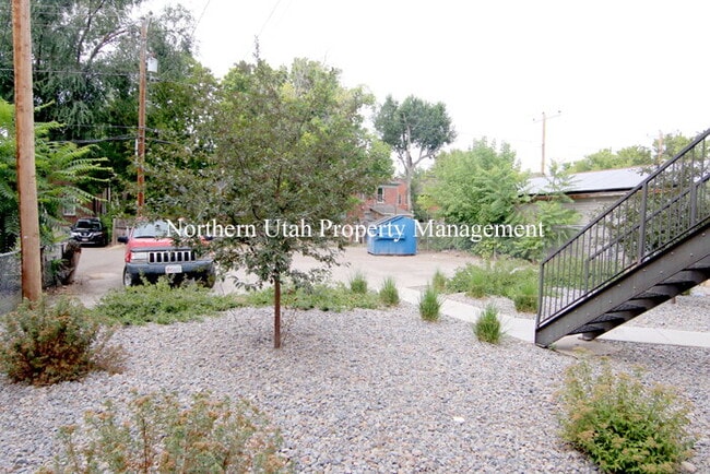 Building Photo - 1 Bed 1 Bath Lower Unit