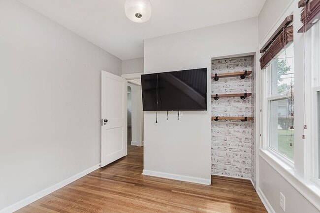 Building Photo - Charming, Fully Updated Broad Ripple Gem!