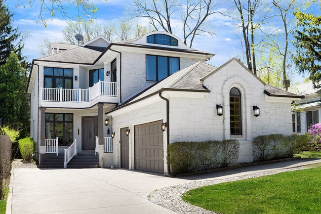 Primary Photo - 2117 Wilmette Ave