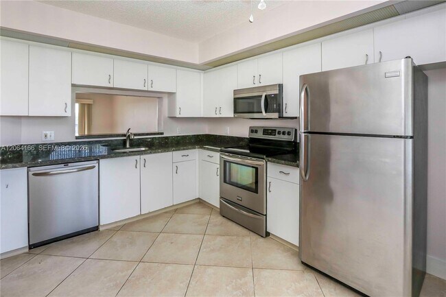 Building Photo - 850 SW 138th Ave