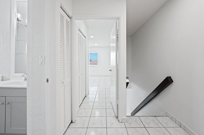 Building Photo - Newly Renovated 2 bed and 3 bath Townhome ...