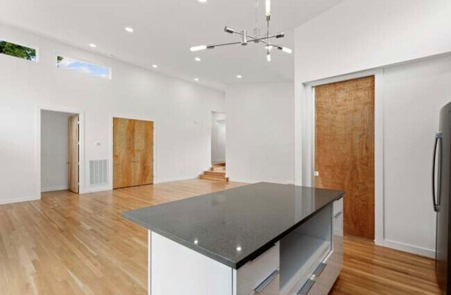 Building Photo - 903 Oak St