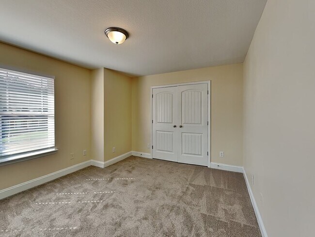 Building Photo - Beautiful 6 Bedroom Home located in Hampton!