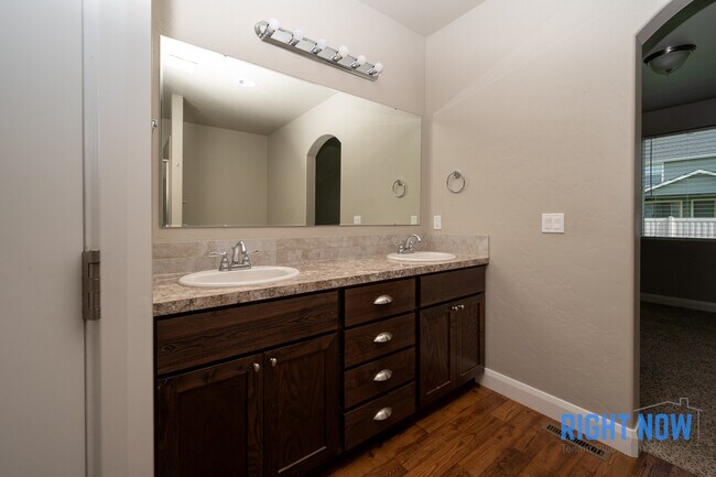 Building Photo - 4648 N Elisha Ave