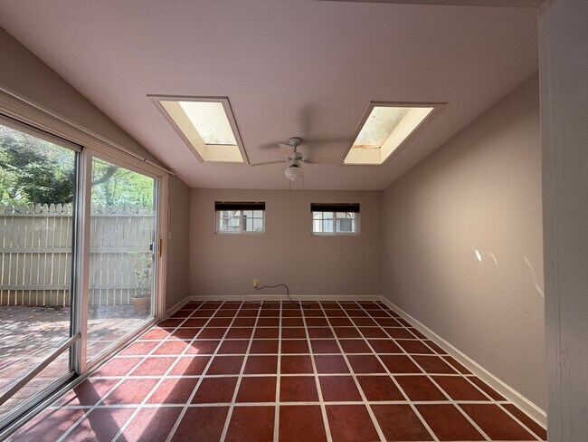 Building Photo - End unit townhouse in South Park