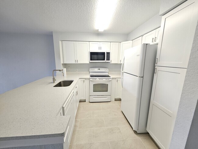 Building Photo - 14036 Fairway Island Dr