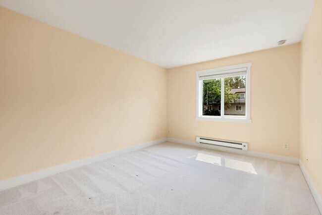 Building Photo - Bright & Updated 2BR Townhome in the Heart of Redmond – Near Light Rail & Marymoor Park