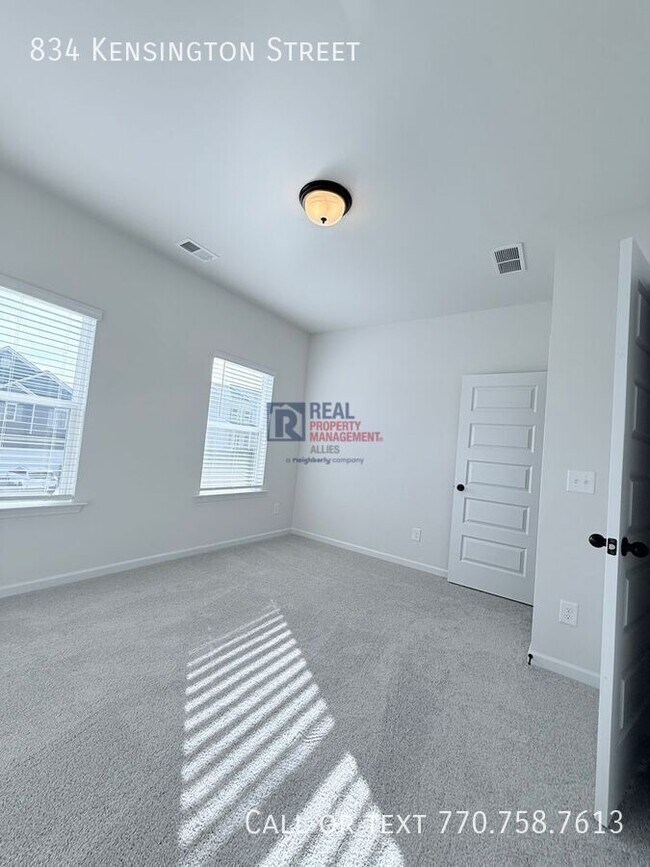 Building Photo - 834 Kensington St