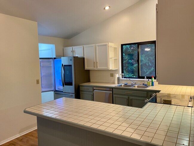 Efficient kitchen - 840 Cherry Ave NE