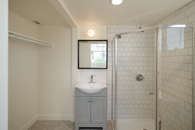 Building Photo - 3045 W Boulevard2A-2A