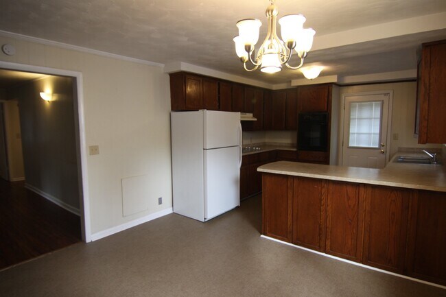 Building Photo - 3 Bedroom Home For Rent Near Downtown Clar...