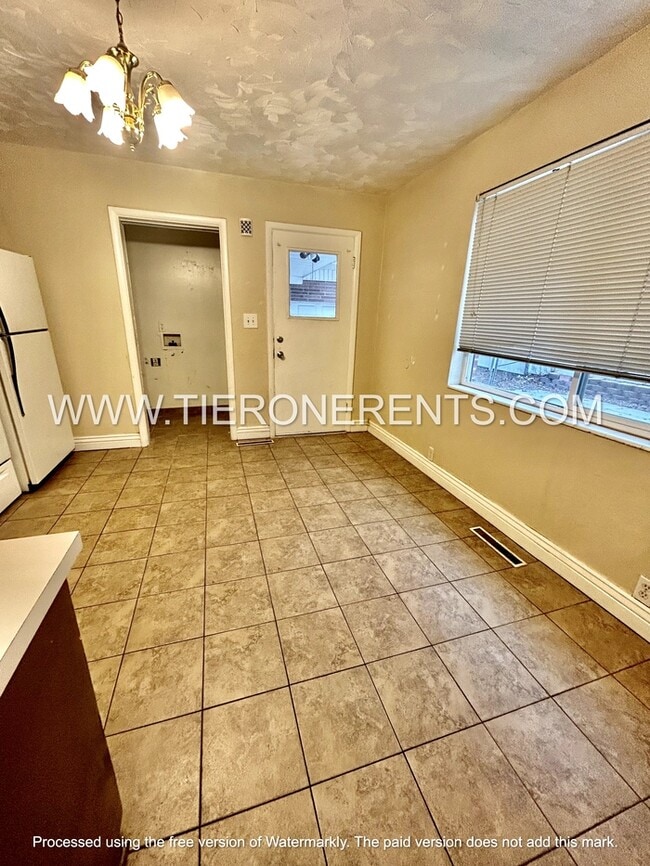 Building Photo - Spacious 3 bed/1 bath in great location!