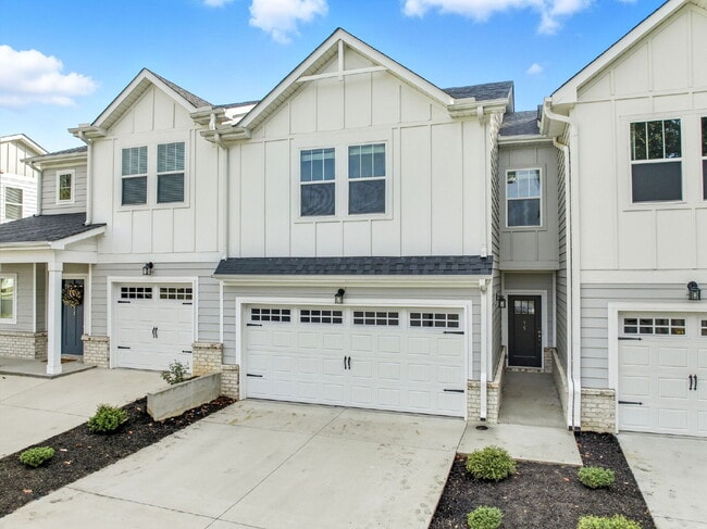 Building Photo - Modern 3 Bedroom, 2.5 Bath Townhome in Chapel Green