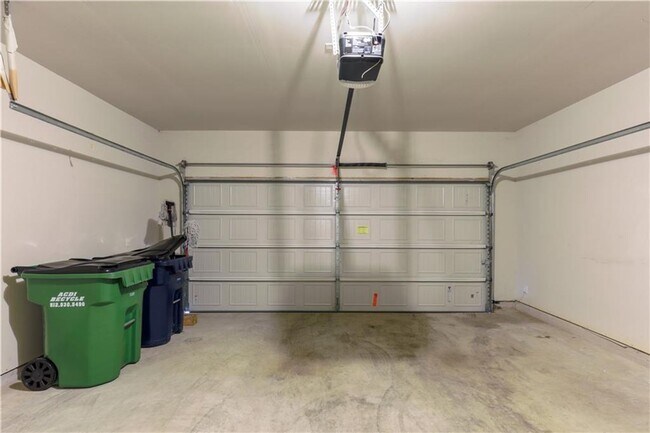 Building Photo - Lovely and Cozy 3/BR and 2/BA Home in Roun...