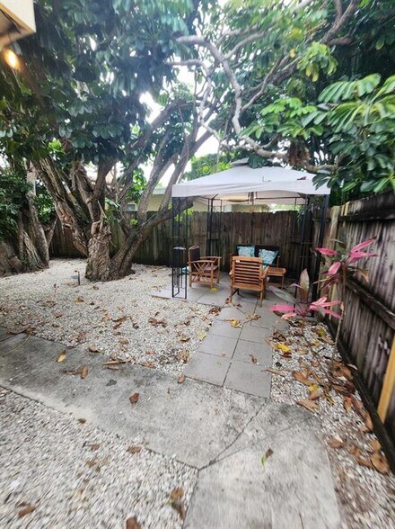 Building Photo - 2036 NE 26th St