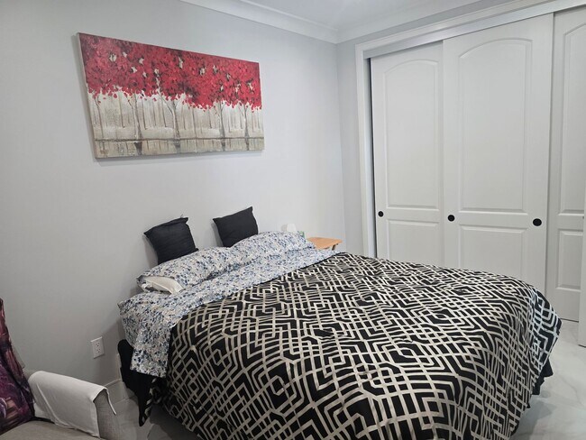 Building Photo - Fully Furnished 2 Bed, 2 Bath Townhome – 5...
