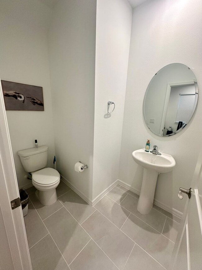 Building Photo - Looking for clean and responsible roommate
