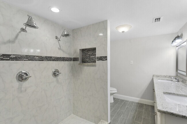 Building Photo - Renovated OVERSIZED 2 Bed/2 Bath at 140 Da...