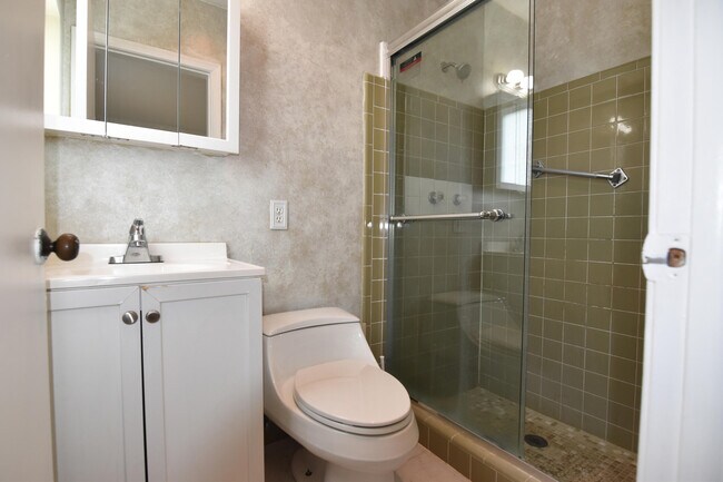 Building Photo - 2260 NE 5th Ave