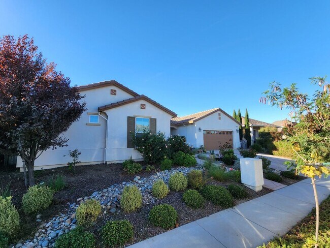 Building Photo - Modern 4 Bed, 3.5 Bath Home with Solar, St...