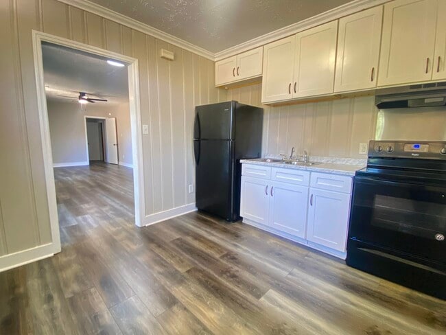 Building Photo - 2140 Silverdale Rd