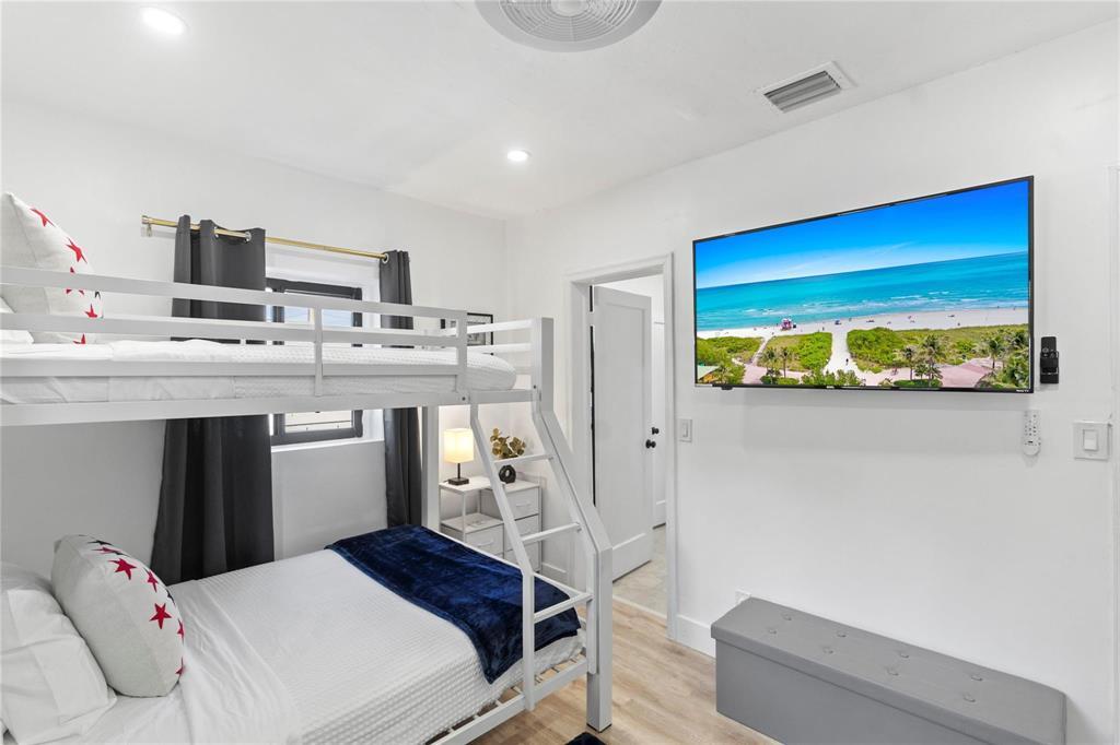 Building Photo - 719 NE 36th St