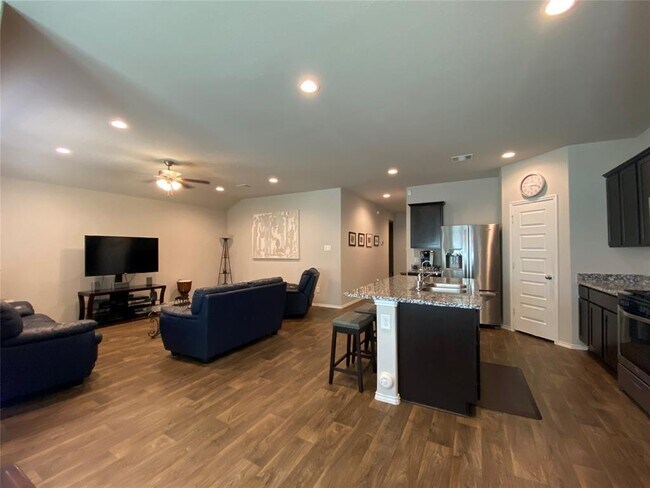 Building Photo - 3935 Country Club Dr