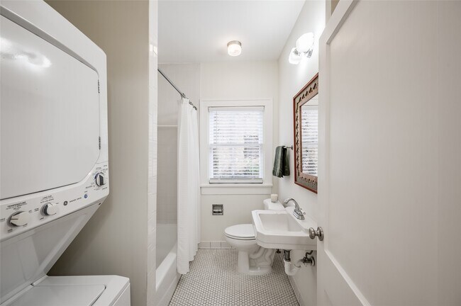 Building Photo - 1737 Albans Rd