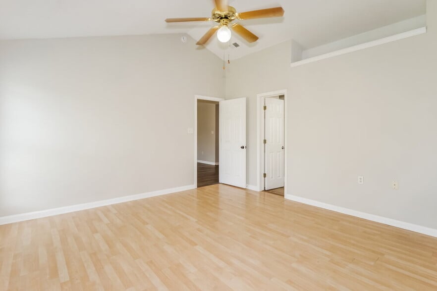 Building Photo - 7875 Sarah Ann Dr S