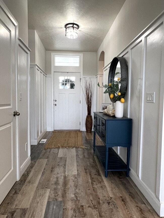 Building Photo - Welcome to this charming 3 bed 2.5 bath home with access to a community pool, just off Deer Flat ...