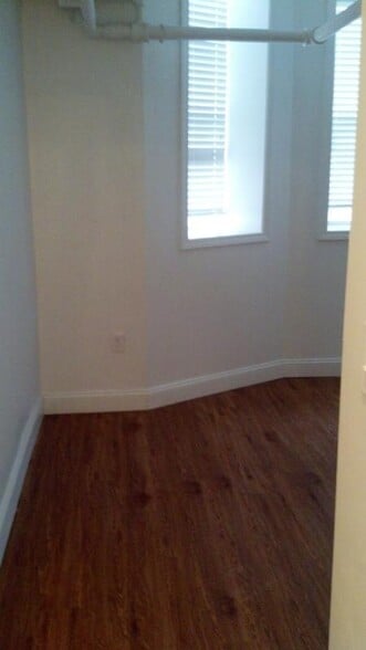 Building Photo - 121 Park Dr