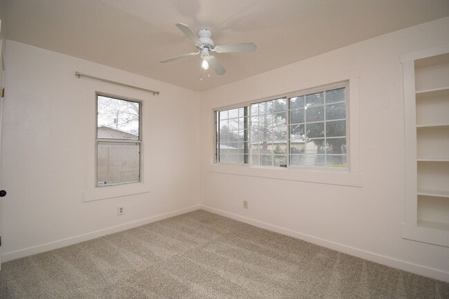 Building Photo - Bright Midvale 3 Bed – Near Fashion Place & Fort Union!!!