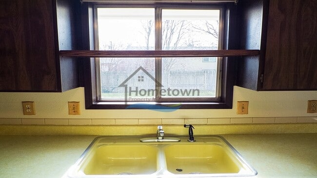 Building Photo - 3 Bed 1.5 Bath with Garage & Fenced Yard