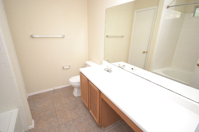 Building Photo - 3 Bedroom 2 Bath in Horizon Park