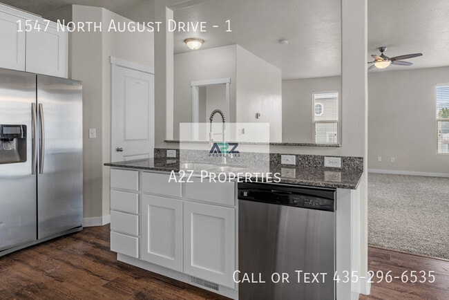 Building Photo - 1547 N August Dr