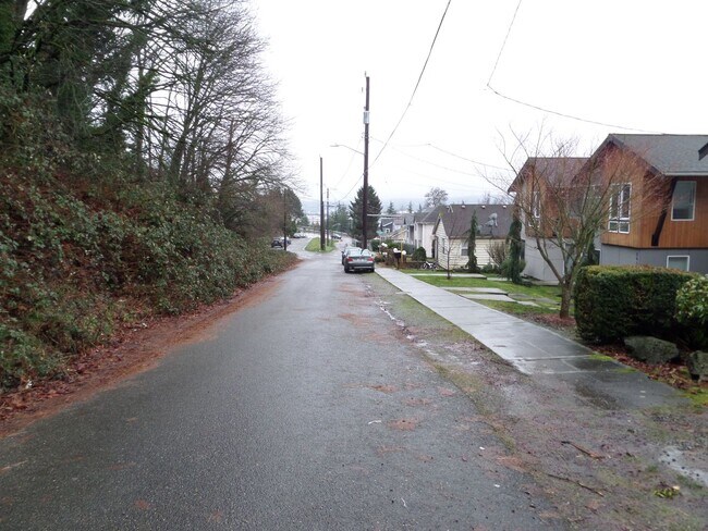 Building Photo - Immaculate and LARGE 4-Bedroom Home in Unb...