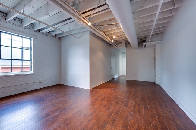 Building Photo - Newly Rennovated Two Bedroom
