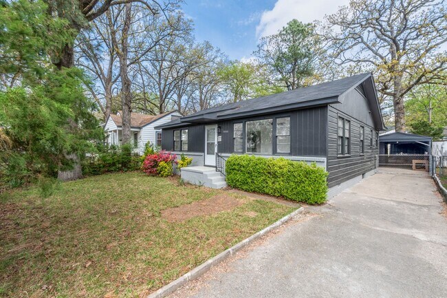 Building Photo - Modern meets charming